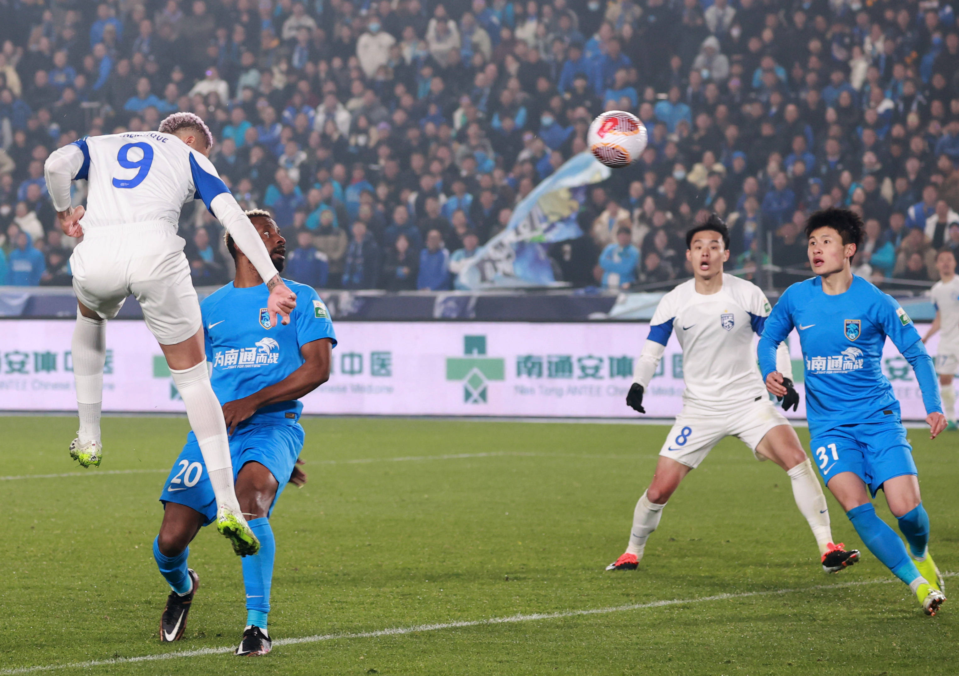 包含足球比赛中的紧张气氛让现场气氛紧张又激烈的词条