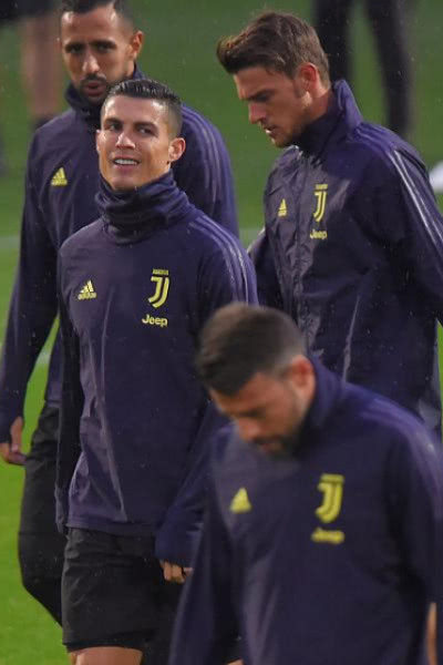 欧冠比赛中一场罕见大雨造成延期 欧冠比赛中一场罕见大雨造成延期