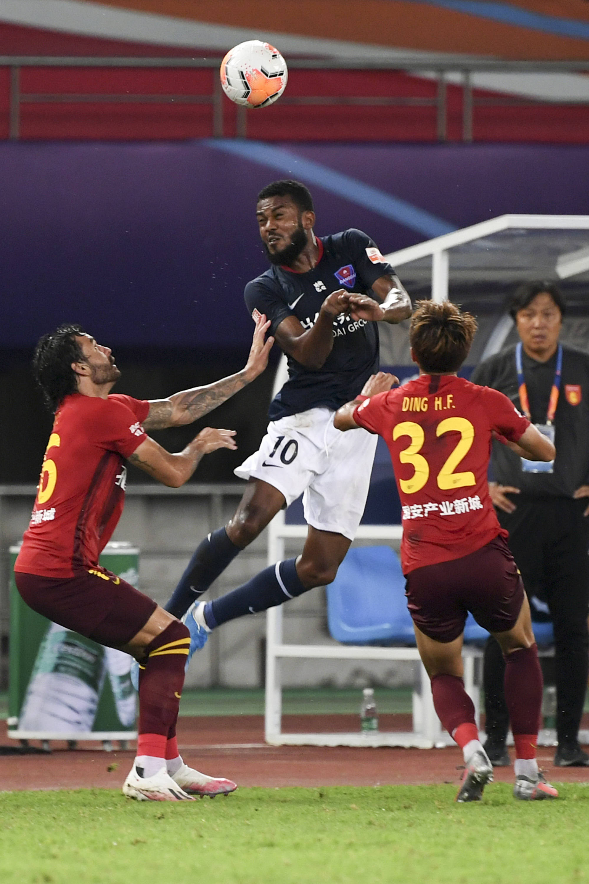 关于重庆斯威客场击败华夏幸福，取得重要胜利的信息