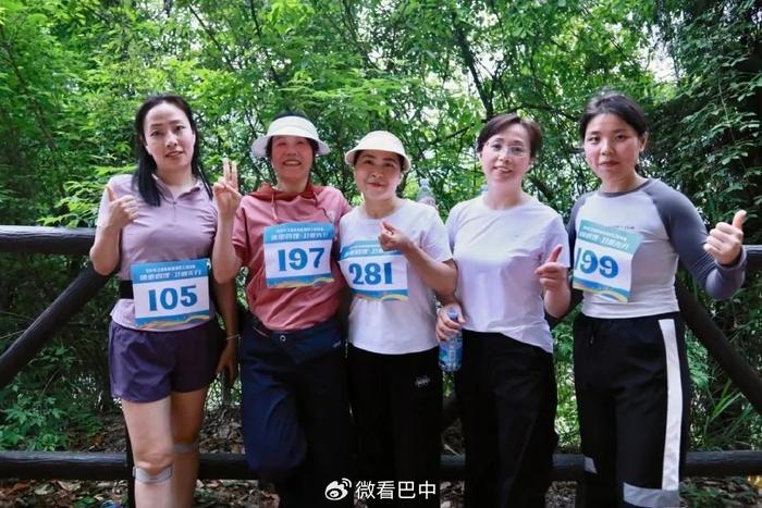 运动队员们身披战衣,奋勇争先 运动队员们身披战衣,奋勇争先