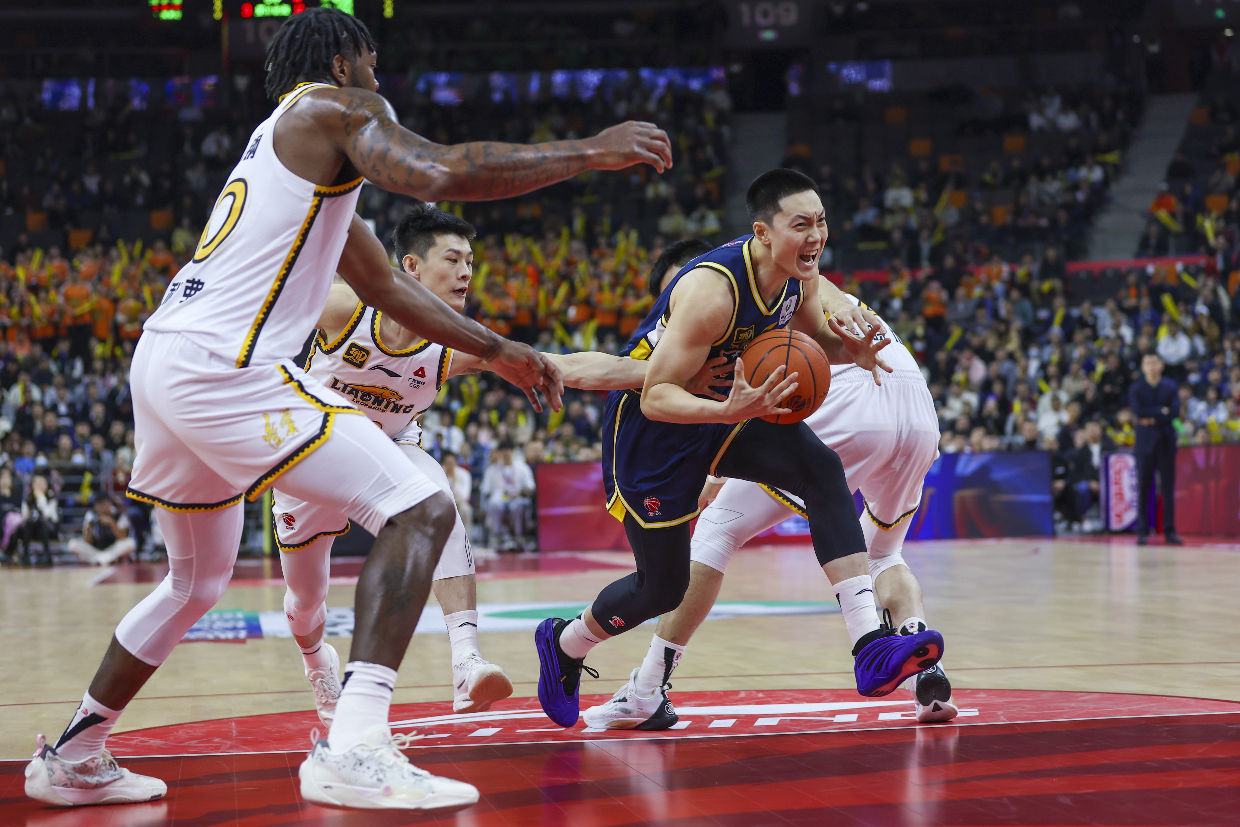 运动员们为代表队拼尽全力,争夺佳绩 运动员们为代表队拼尽全力,争夺佳绩