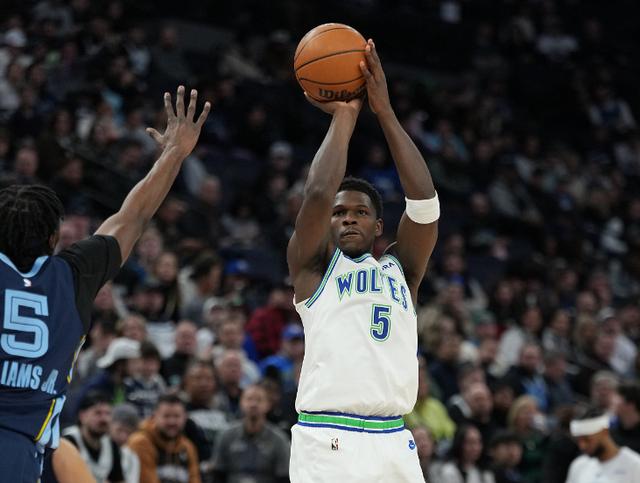 狼队中场抢断成功,保持稳定表现 狼队中场抢断成功,保持稳定表现