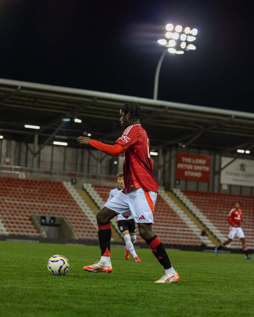 曼联新援表现出色,球队实力跃升 曼联新援表现出色,球队实力跃升