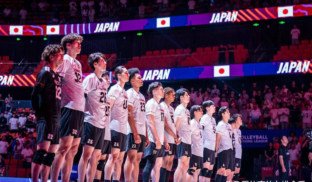 日本奥运男排击败俄罗斯欢乐庆祝
