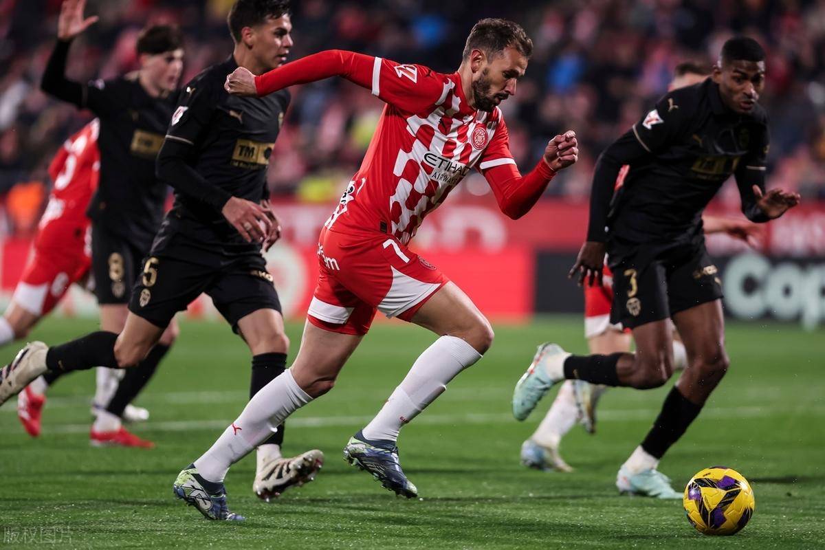 赫罗纳客场战胜对手，全队团结一心的简单介绍