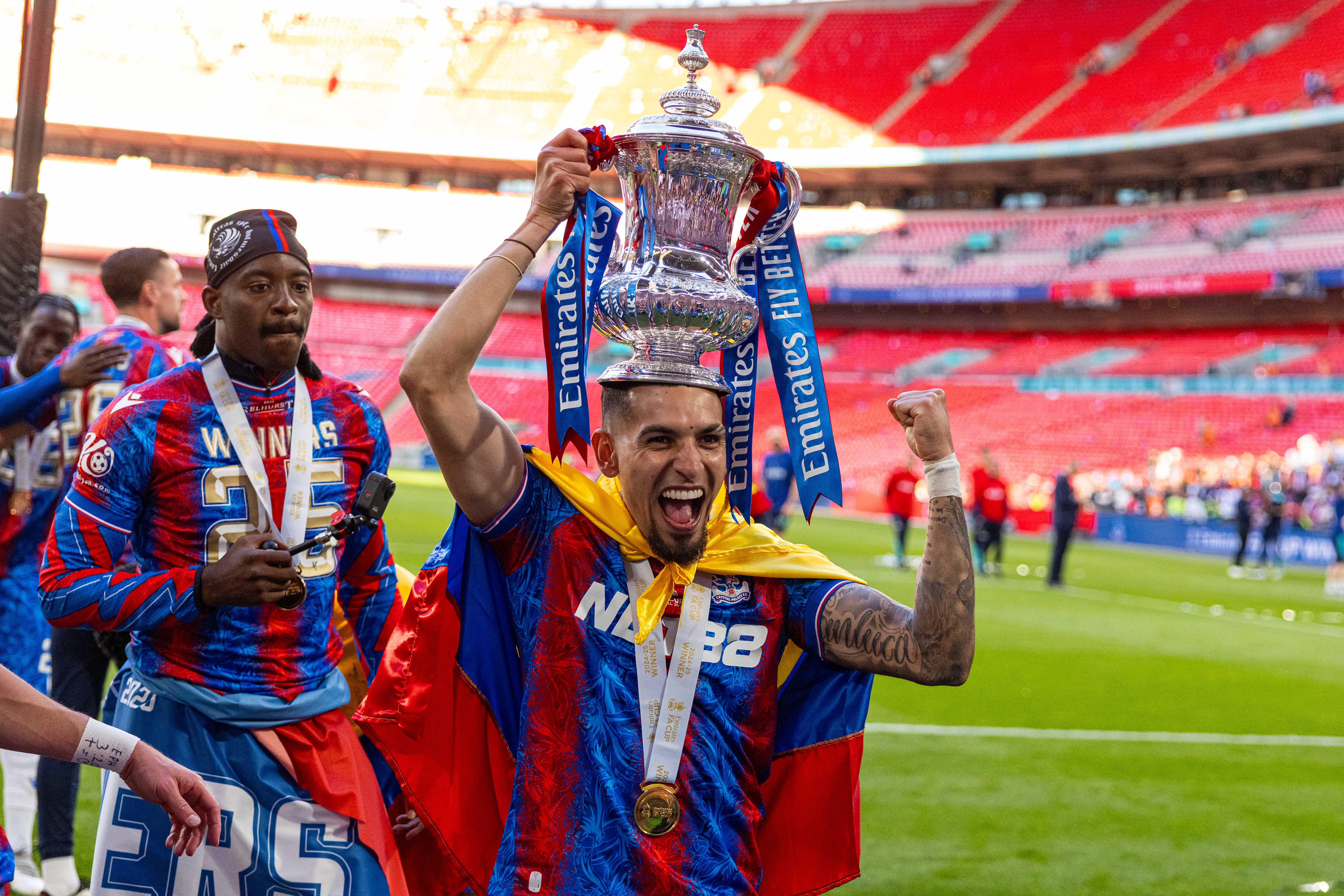 包含水晶宫客场拿下关键胜利，跻身前六名的词条