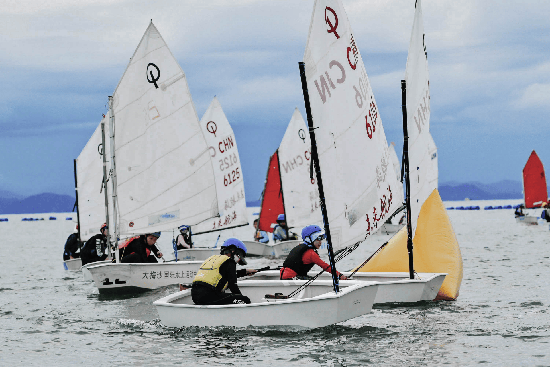 帆船比赛角逐激烈,选手拼尽全力冲刺终点 帆船比赛角逐激烈,选手拼尽全力冲刺终点