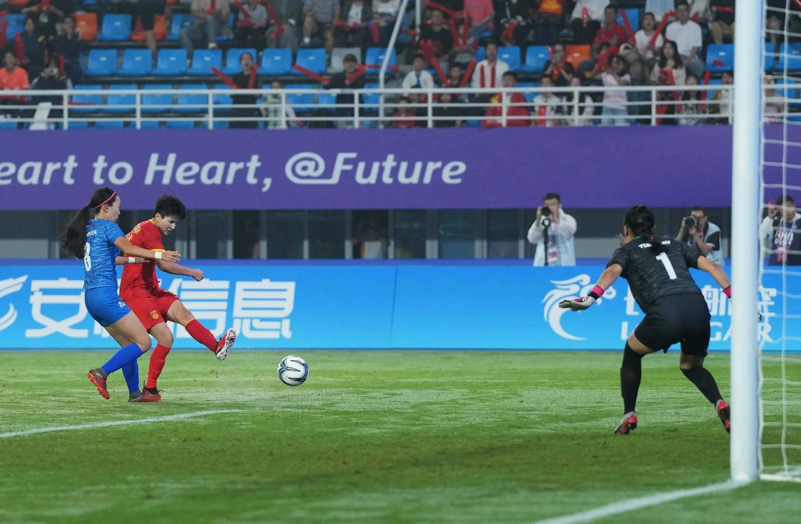 中国女足在比赛中的表现受到赞誉