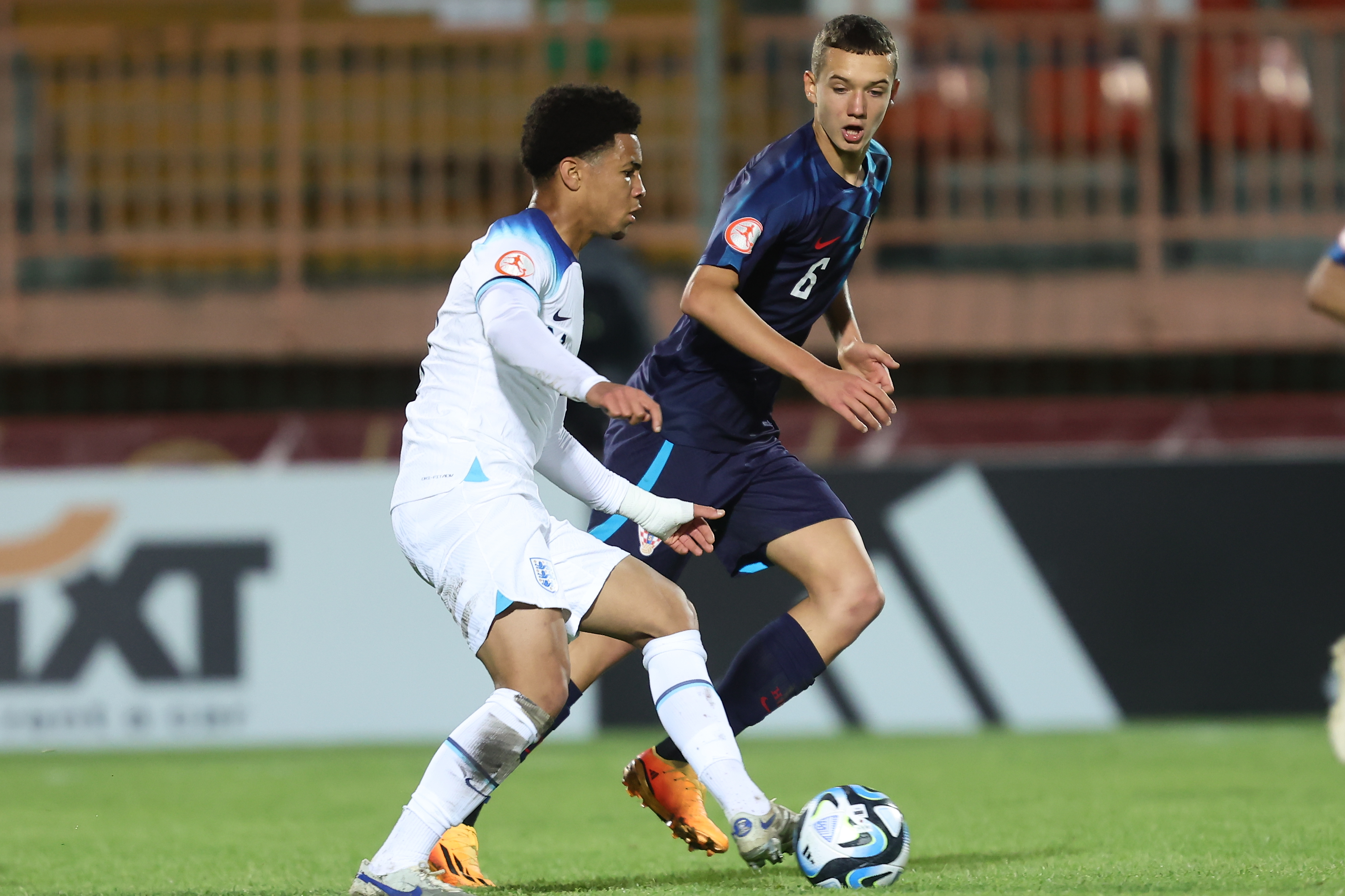 包含克罗地亚憾负英格兰，欧预赛征程终结的词条