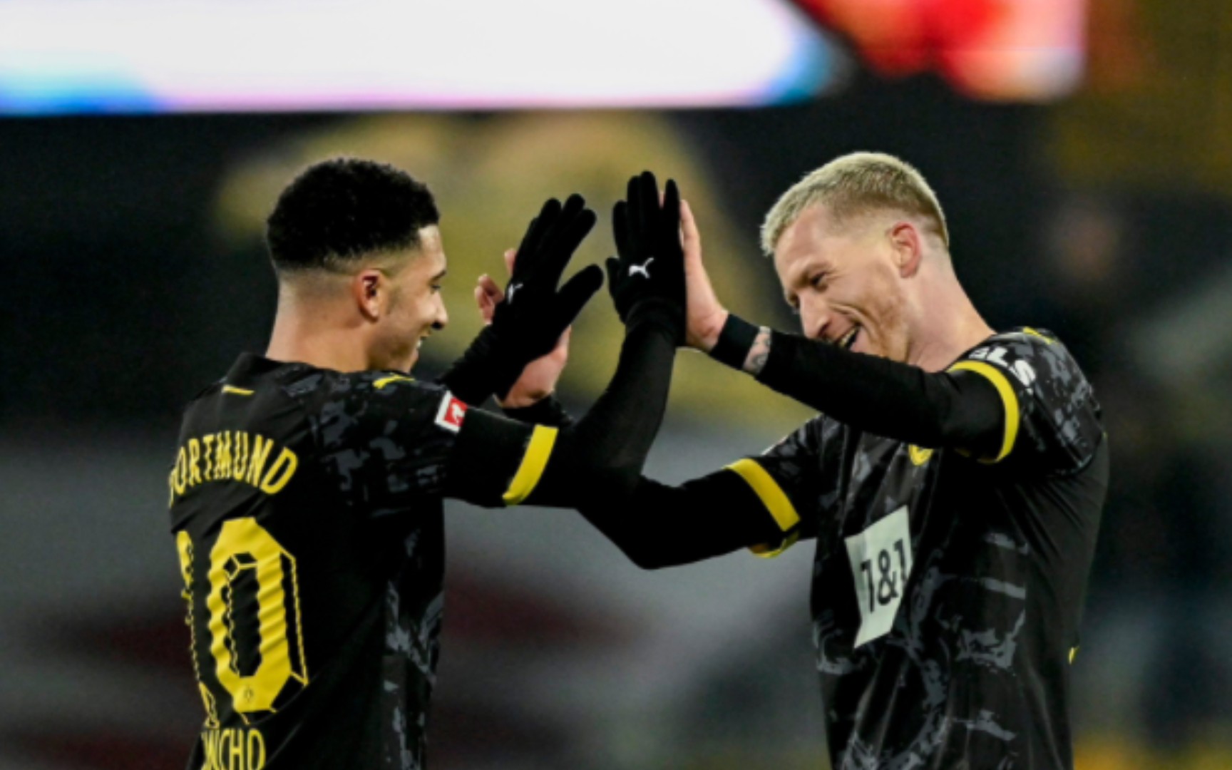 多特蒙德队员在场上表现抢眼 多特蒙德队员在场上表现抢眼