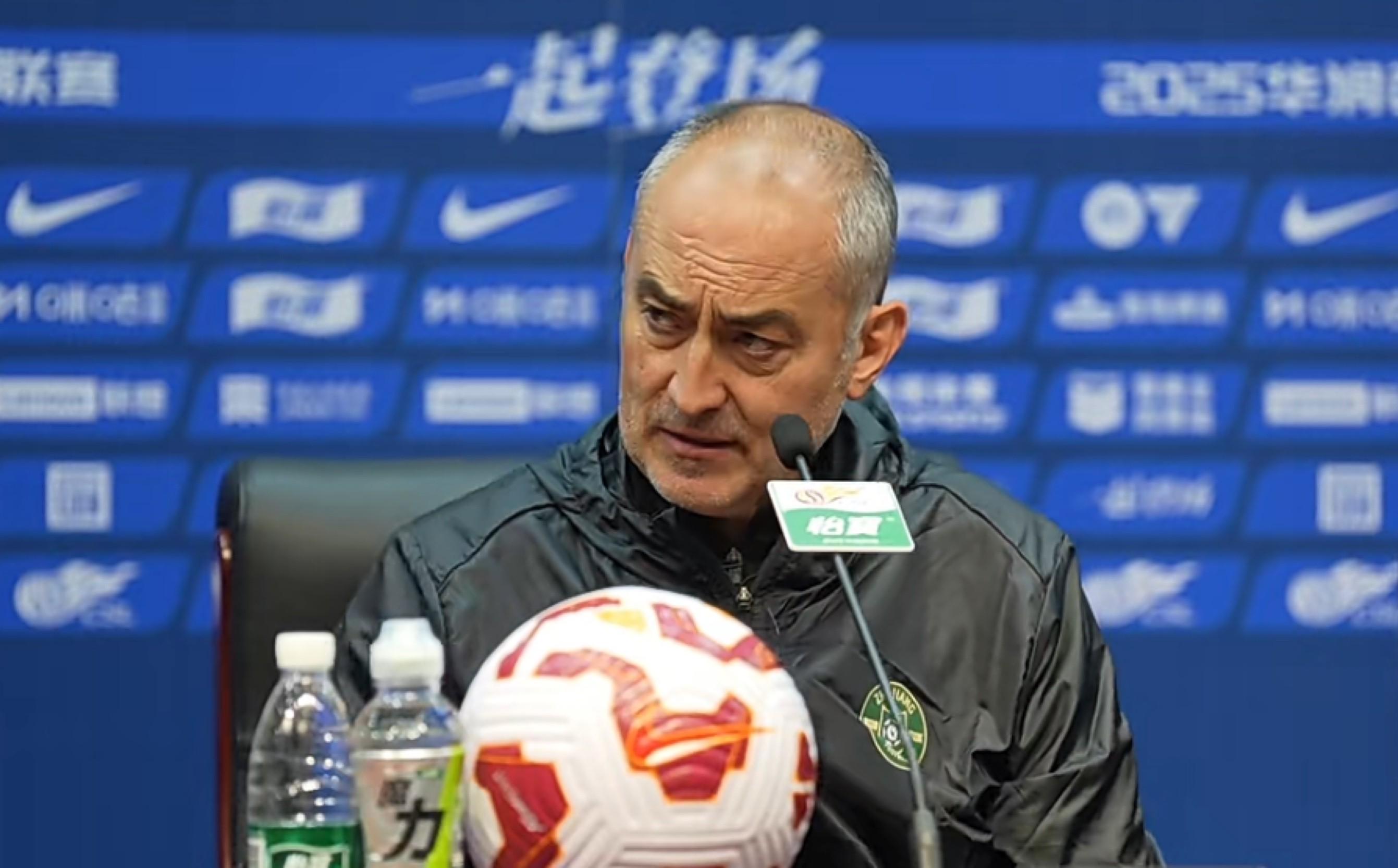 足球教练声音嘶哑,赛前强调球队必须全力以赴 足球教练声音嘶哑,赛前强调球队必须全力以赴