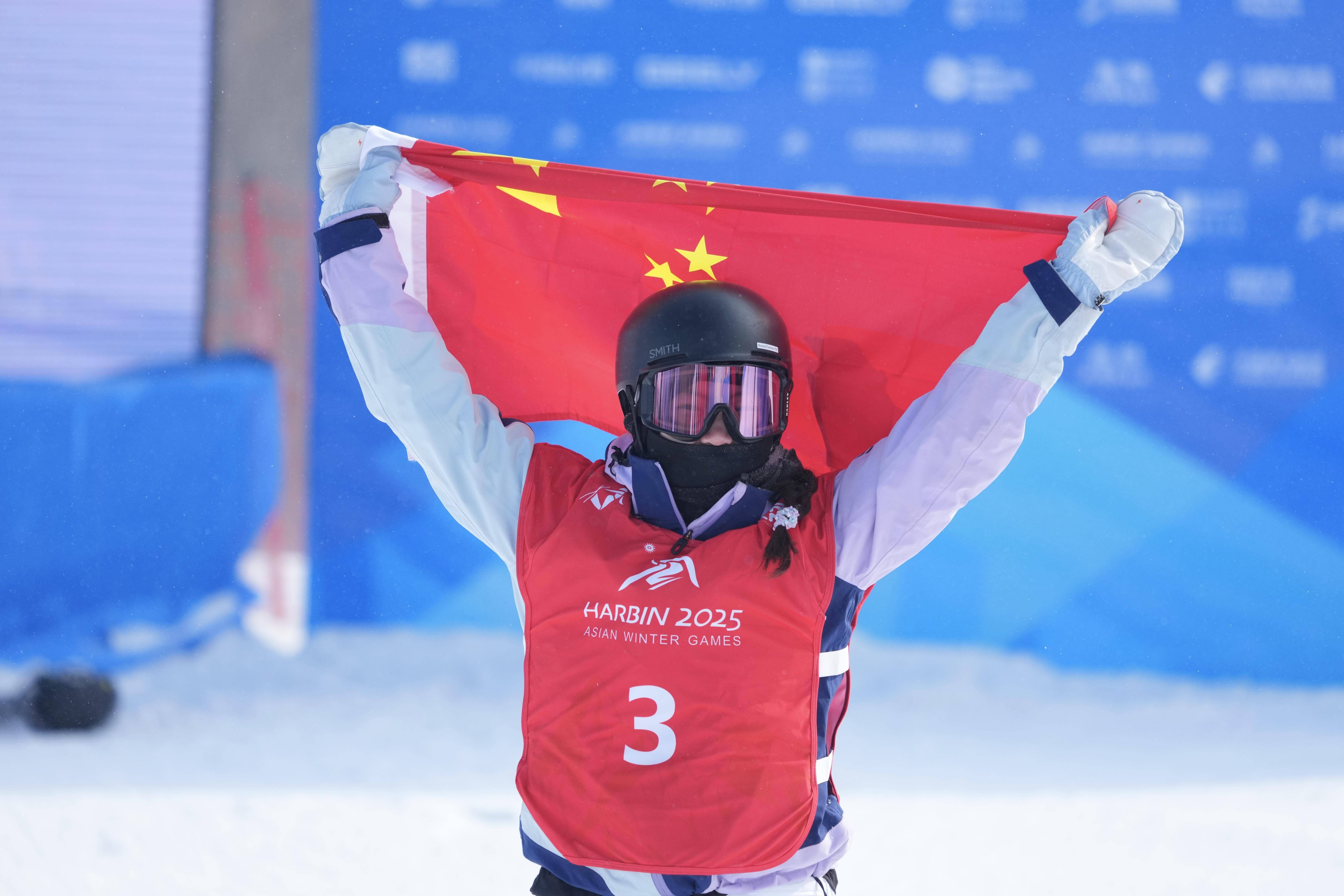 滑雪选手风雨彩虹夺得第一名