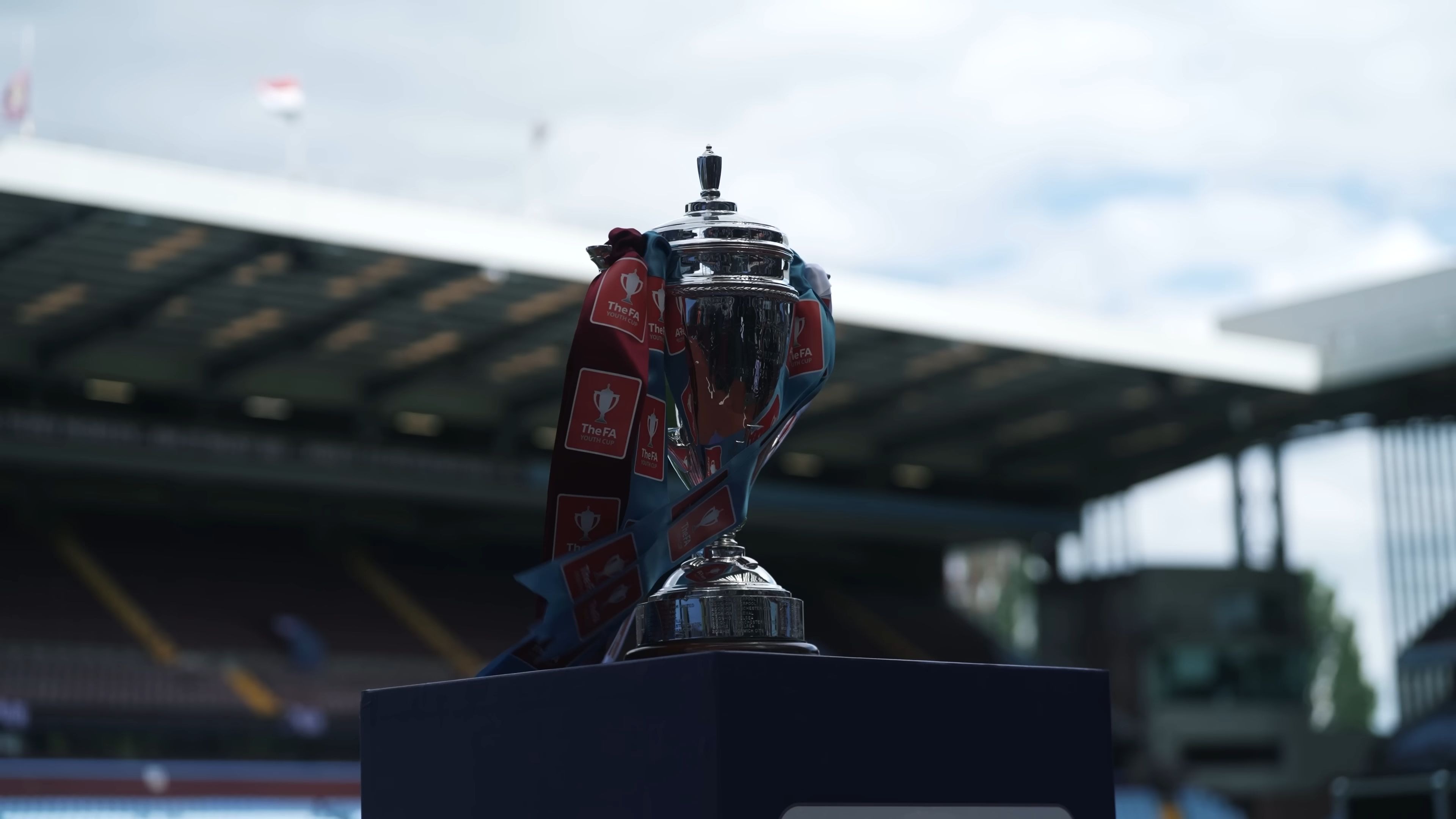 包含阿拉维斯战神再现，球队士气高昂的词条