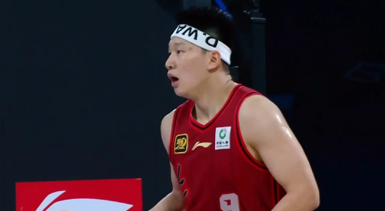 马刺客场战胜黄蜂，周琦有出场时间