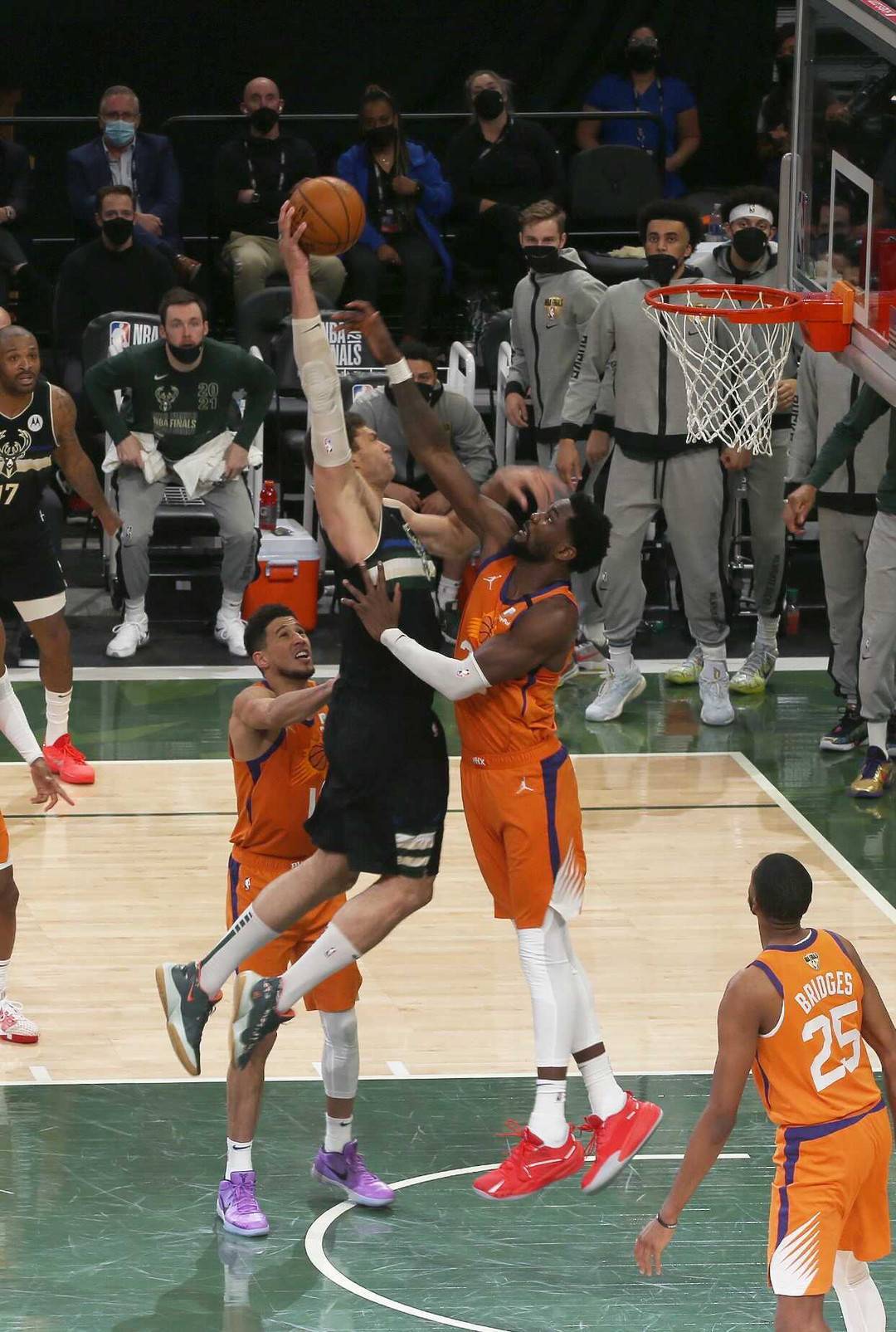 雄鹿击败篮网,豪取八连胜 雄鹿击败篮网,豪取八连胜