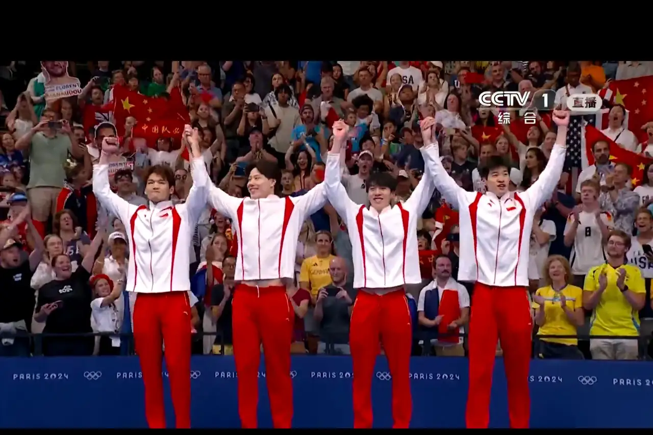 包含球员们团结一心，以无懈可击的表现赢得掌声的词条